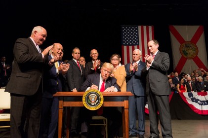 Prezydent Donald J. Trump podpisuje Memorandum w sprawie wzmocnienia polityki Stanów Zjednoczonych wobec Kuby, 16 czerwca 2017 r.